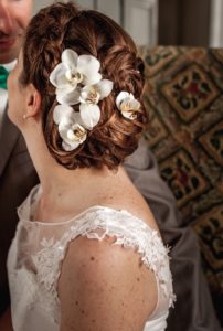 Une journée magnifique des idées créatrices pour une coiffure de mariée, j'ai ornée cette chevelure, sculpté les pétales d'orchidées avec quelques petit coup de ciseaux pour mettre en harmonie cette coiffure de mariée. C'Thébault